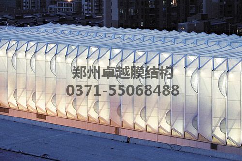 夜間車站透出柔和的燈光讓人感到非常的溫馨、輕松