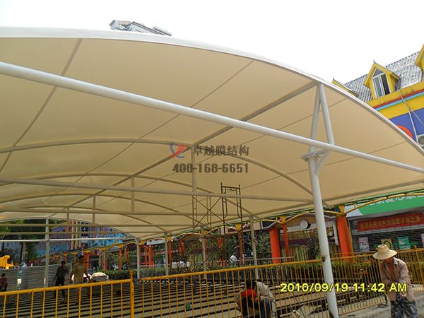 安慶市膜結(jié)構(gòu)商場(chǎng)頂蓋【生產(chǎn)廠家】安慶步行街入口大門膜結(jié)構(gòu)遮陽棚公司