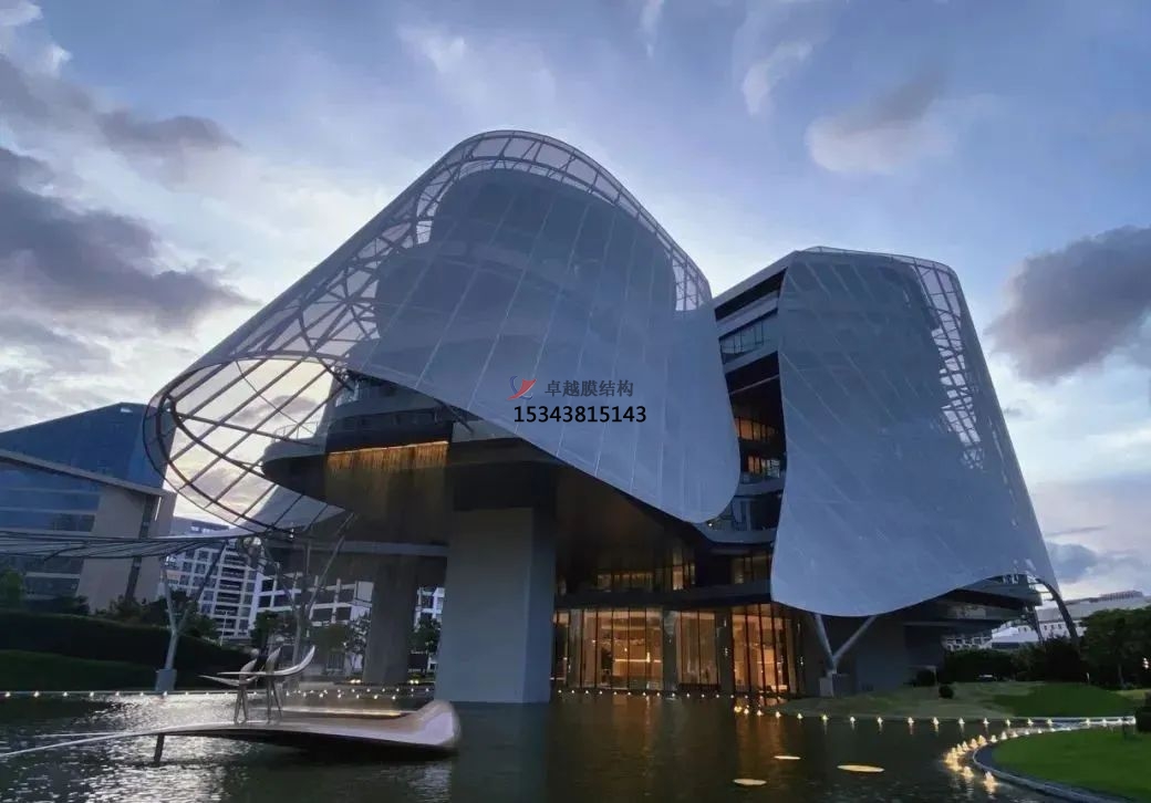 優(yōu)雅而懸浮，PTFE膜結(jié)構(gòu)外立面建筑